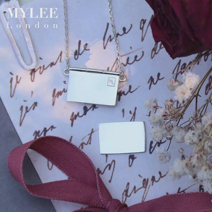 Collar de plata con sobre y letra personalizados